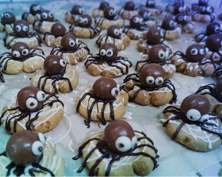 创意巧克力蜘蛛饼干：万圣节的欢乐甜点