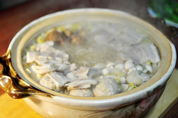 探索东北美食：自制美味酸菜白肉锅的绝妙食谱